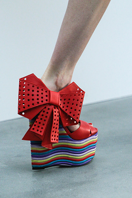 L'Wren Scott's awesome rainbow wedge with a massive bow.
