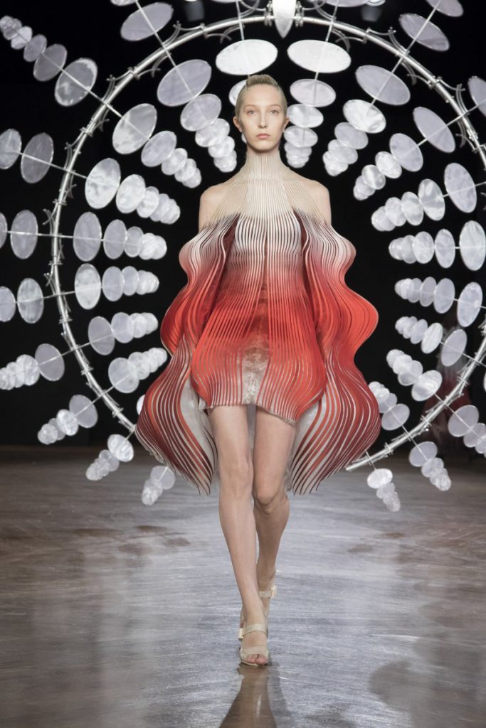 Iris van Herpen Fall 2019/2020 Couture Collection: HYPNOSIS ∞ - Fashion ...