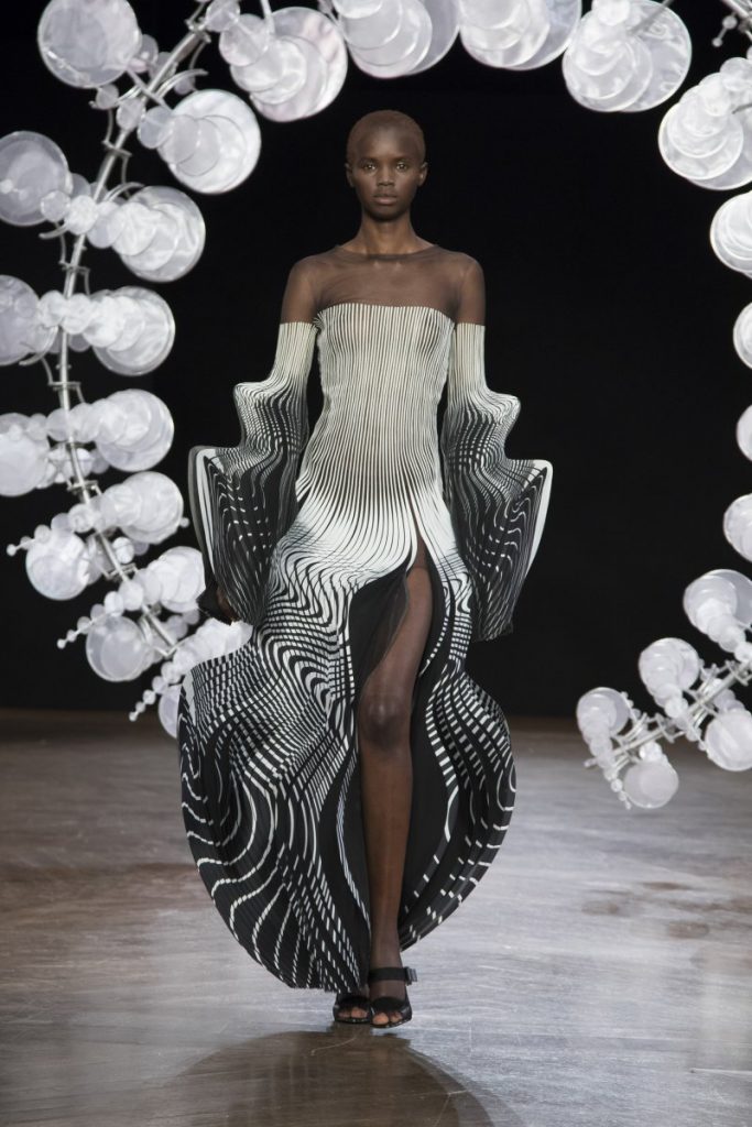 Iris van Herpen Fall 2019/2020 Couture Collection: HYPNOSIS ∞ - Fashion ...