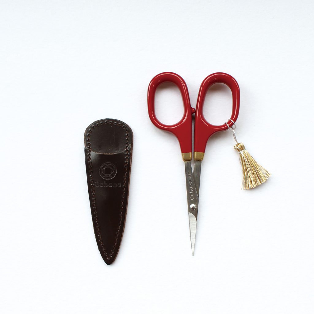 Cohana Small scissors with gold lacquer art (Shunuri-Painting / Red)
 Small scissors made by Hasegawa Cutlery in Seki City, Gifu Prefecture, one of Japan's leading cutlery towns, are decorated with lacquer and gold lacquer that gives off a noble lustre.