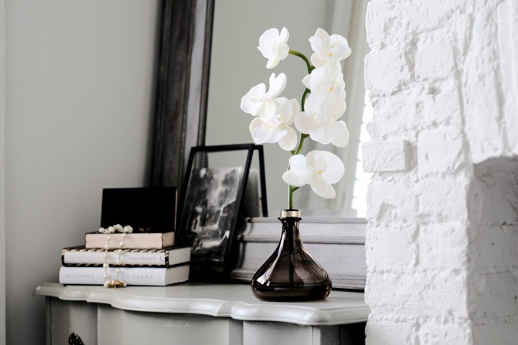 The Senti Orchid is an innovative new way to scent the home through a beautifully crafted diffuser that marries sculpture and fragrance. 