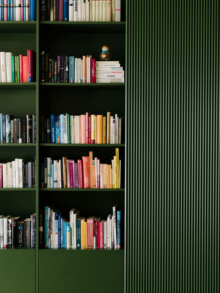 Details of the green box. In the Living Room, a ribbed panel, lacquered green, forms the edge of the bookshelf. Photo ©Robert Rieger, Courtesy of Ester Bruzkus Architekten.