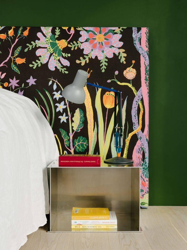 The headboard is an exuberant design by Josef Frank (produced by Svenskt Tenn). The bedroom is located between the green box and a floor-toceiling glass wall to an outside terrace. Photo ©Robert Rieger, Courtesy of Ester Bruzkus Architekten.