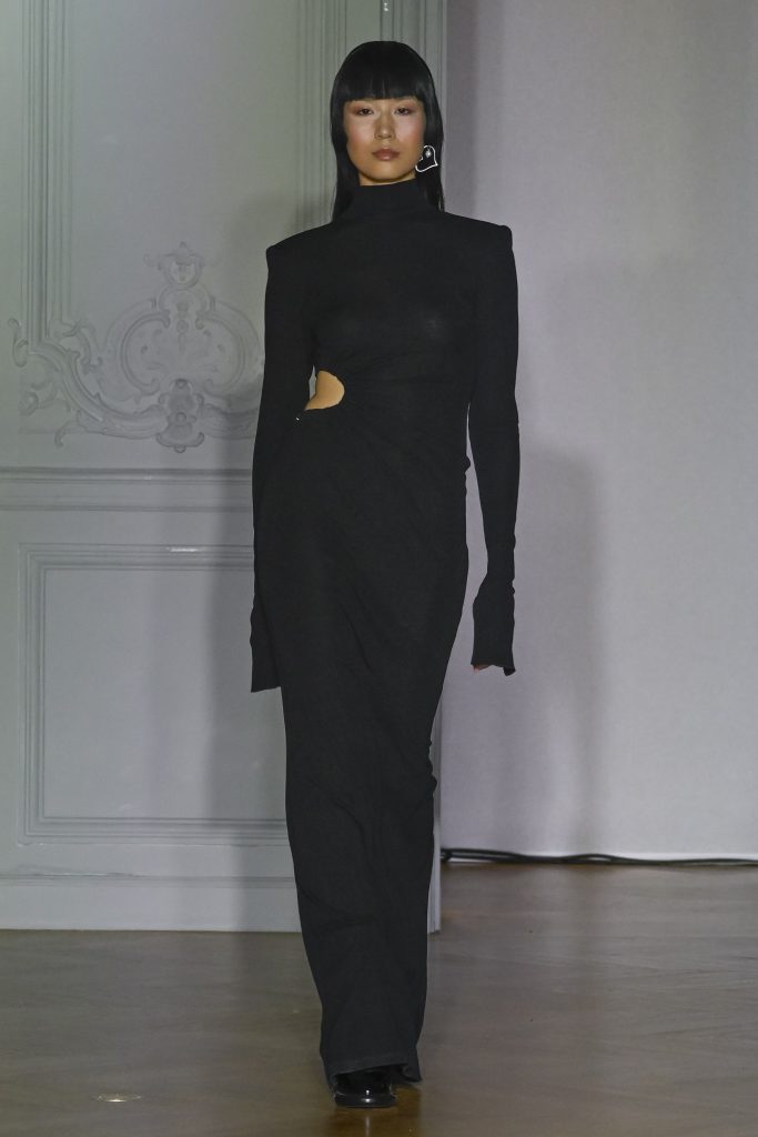 A model wearing an original creation from the THEUNISSEN Spring/Summer 2024 Womenswear Collection in Paris from the house of Arianne Theunissen.