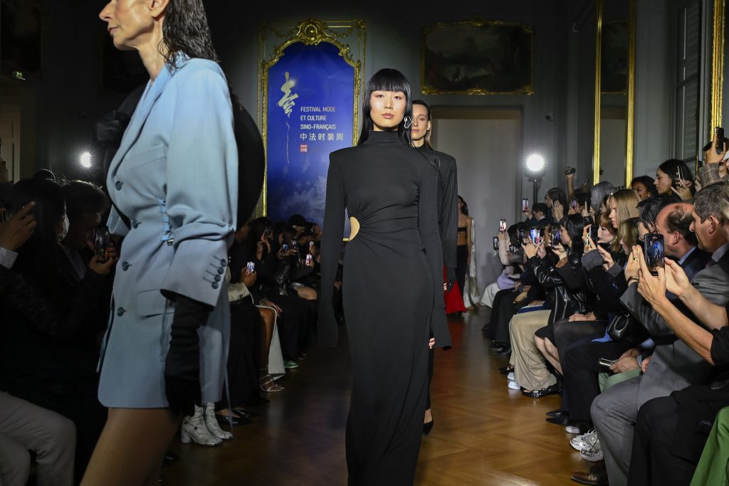 A model wearing an original creation from the THEUNISSEN Spring/Summer 2024 Womenswear Collection in Paris from the house of Arianne Theunissen.