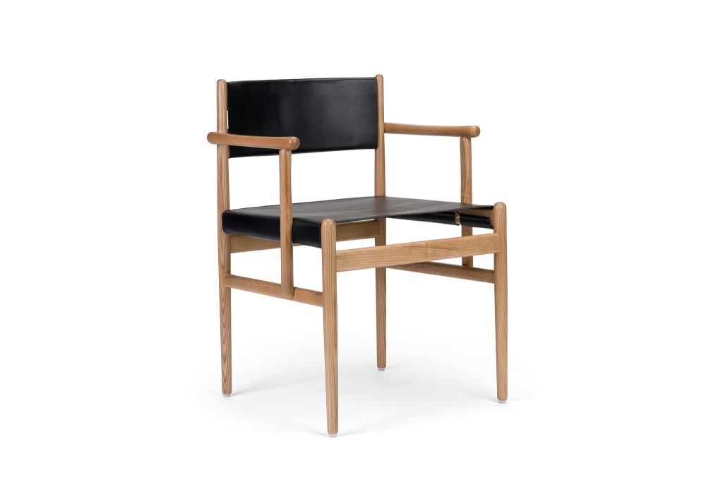 The Leaf EST CB Chair is a contemporary design piece characterized by the combination of raw materials: wood and leather. The chair has a solid wood structure that supports the suspended seat and artistic back.