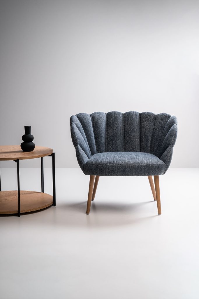 The Shell Mass design chair, with a sinuous shape, suits the most exclusive environments with its presence, providing an elegant graphic detail.