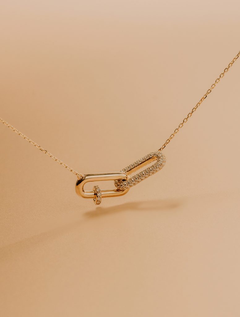 Non Gender Specific™ Fine Jewelry Collection - Skoonheid in Alles, Knoop Pendant Necklace in Yellow Gold with Diamonds.