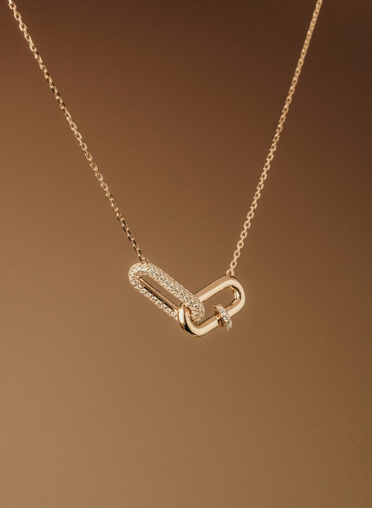 Non Gender Specific™ Fine Jewelry Collection - Skoonheid in Alles, Knoop Pendant Necklace in Rose Gold with Diamonds.