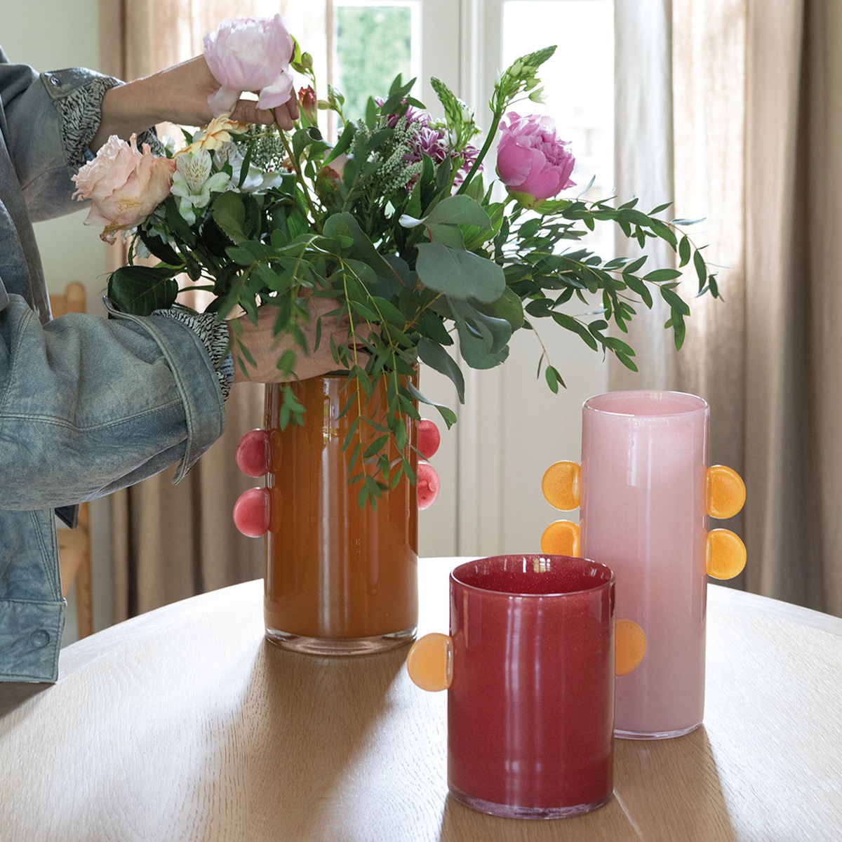 Pipa Vase - Pink
Beautify your space with the ravishing Pipa Vase. This gorgeous glass design is comprised of a slender, pink cylindrical centrepiece and embellished with adorable orange circles.