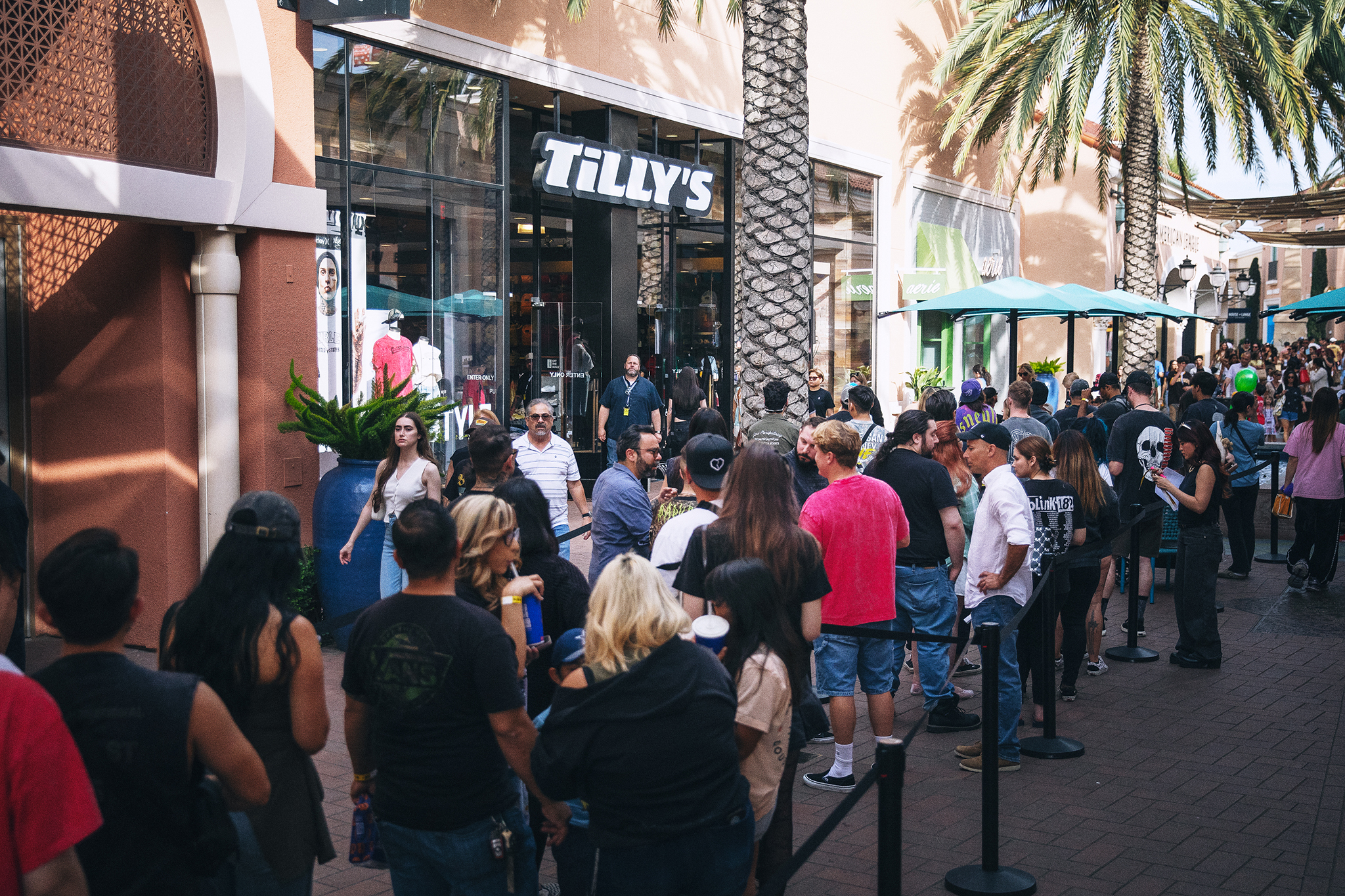 Fans lined up to attend and had the opportunity to meet and greet, take photos with Travis. Photography by Derek Bahn.