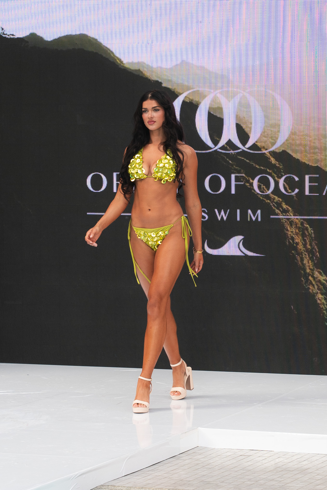 Fitness Model Claire Woods @claireewoods
Photo by Michael Stewart - @madnames, courtesy of Paris Runway Official.