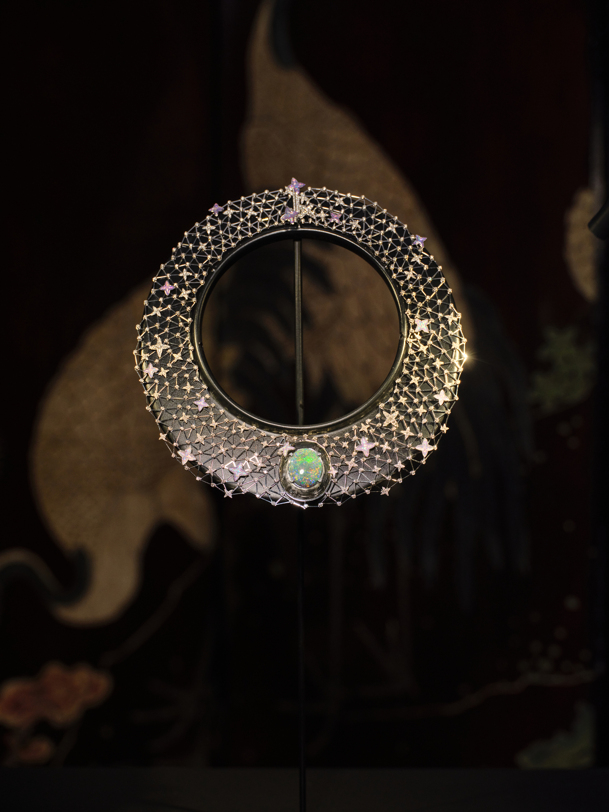 Black Opal Necklace with Gemstone Enamel
Main stone: Australian Black Opal, 16.38 carats. Side stones: 1 Crystal, 26.63 carats | 808 Diamonds, 10.71 carats. Set in 18-carat white gold.