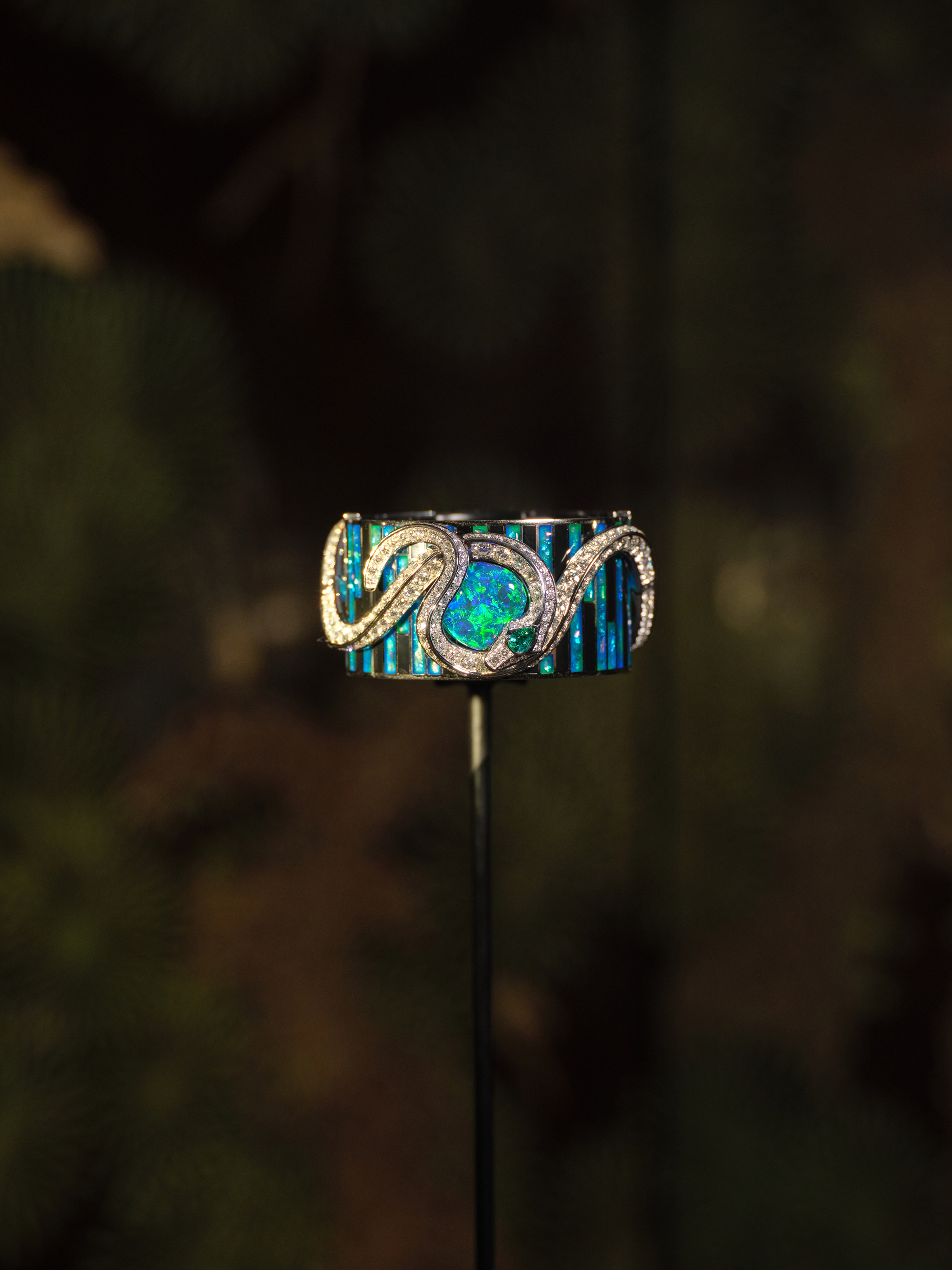 Black Opal Serpent Bracelet with Gemstone Enamel
Main stone: Australian Black Opal, 16.88 carats. Side stones: Emerald, 0.37 carats. 263 Diamonds, total 20.61 carats. Set in 18-carat white gold.