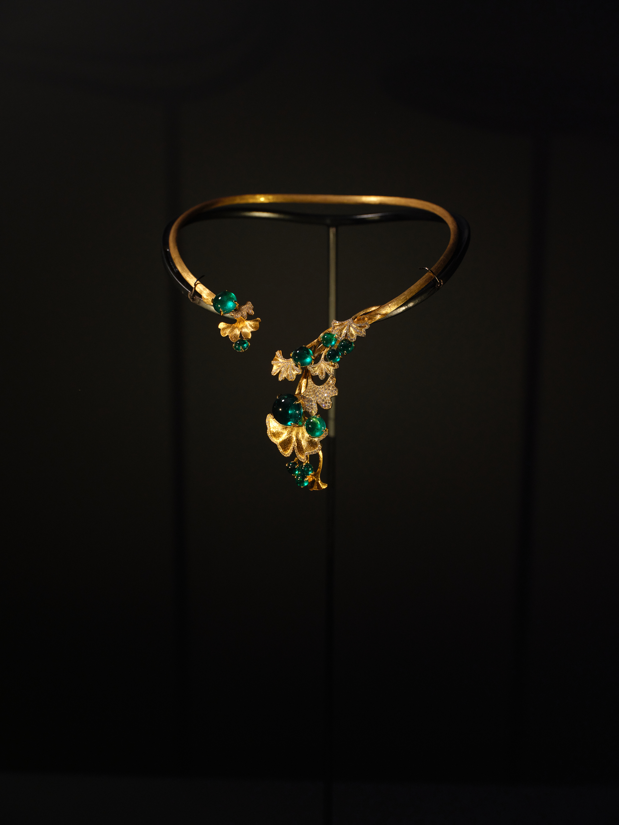 Cabochon Emerald Necklace with Vein-Flow Engraving
Main stone: No Oil Colombian Emerald, 12.17 carats. Side stones: 10 Cabochon-Cut Colombian Emeralds, 19.08 carats. 320 Diamonds, 2.14 carats. Set in 18-carat yellow gold.
