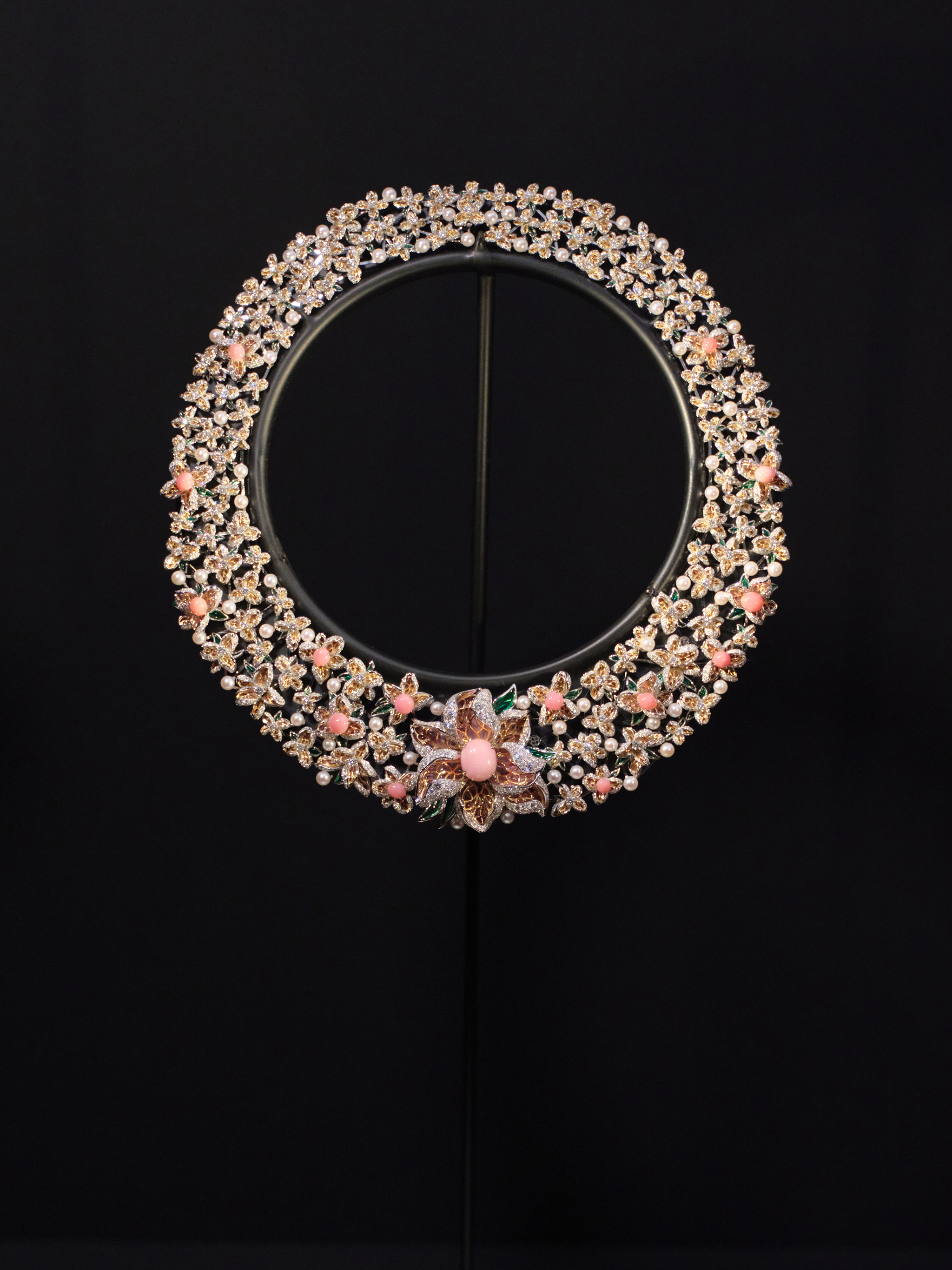 Conch Pearl Necklace with Plique-à-Jour Enamel
Main stone: Natural Conch Pearl, 10.55 carats. Side stones: 14 Conch Pearls, total 15.33 carats. 61 Akoya Pearls | 4083 Diamonds, total 23.04 carats. Set in 18-carat white and yellow gold.