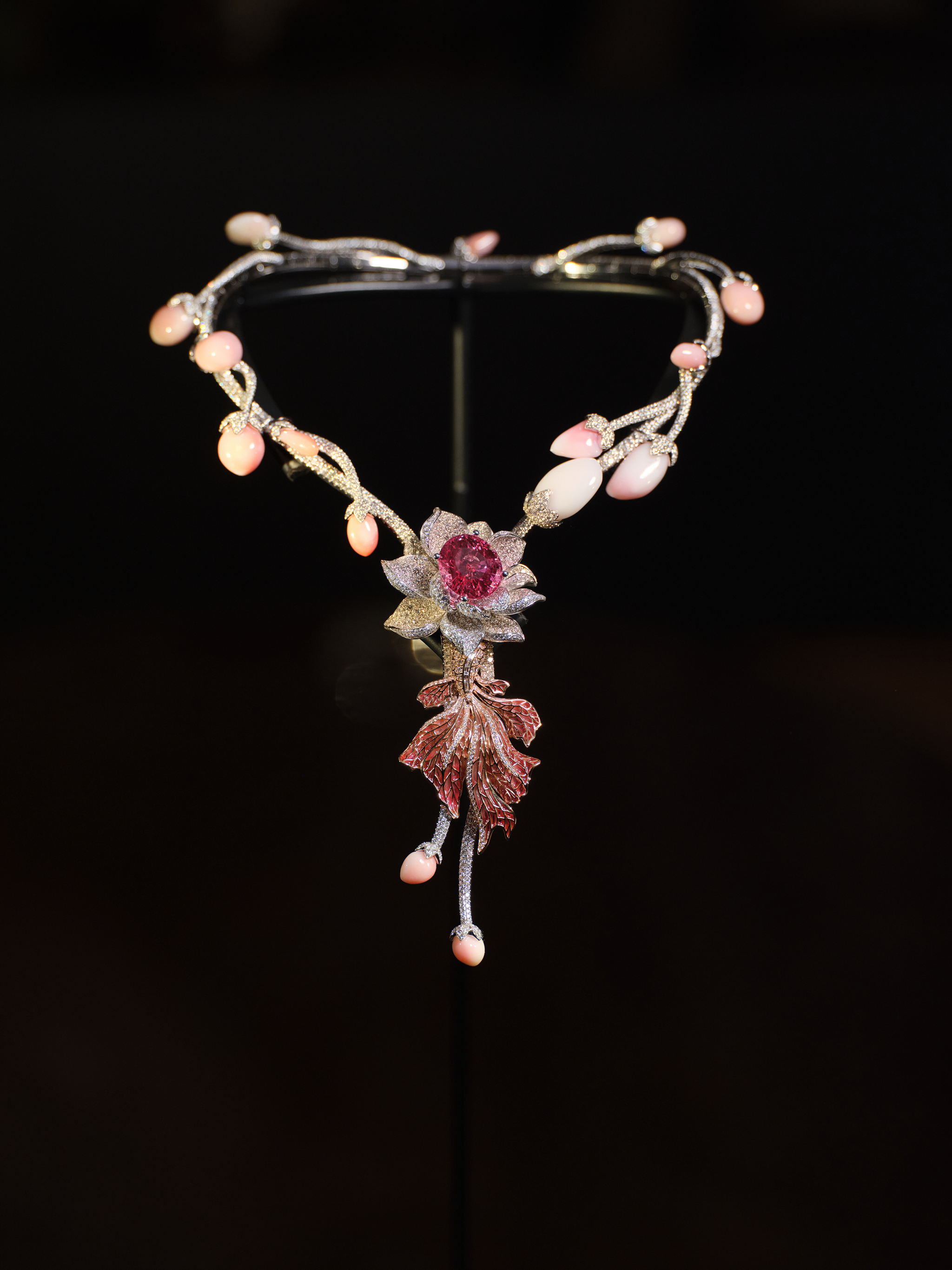 Padparadscha Sapphire and Conch Pearl Necklace
Main stone: Padparadscha Sapphire, 22.61carats. Side stones: 15 Natural Conch Pearls, 17.56 carats | 2963 Diamonds, 24.03 carats. Set in 18-carat white gold