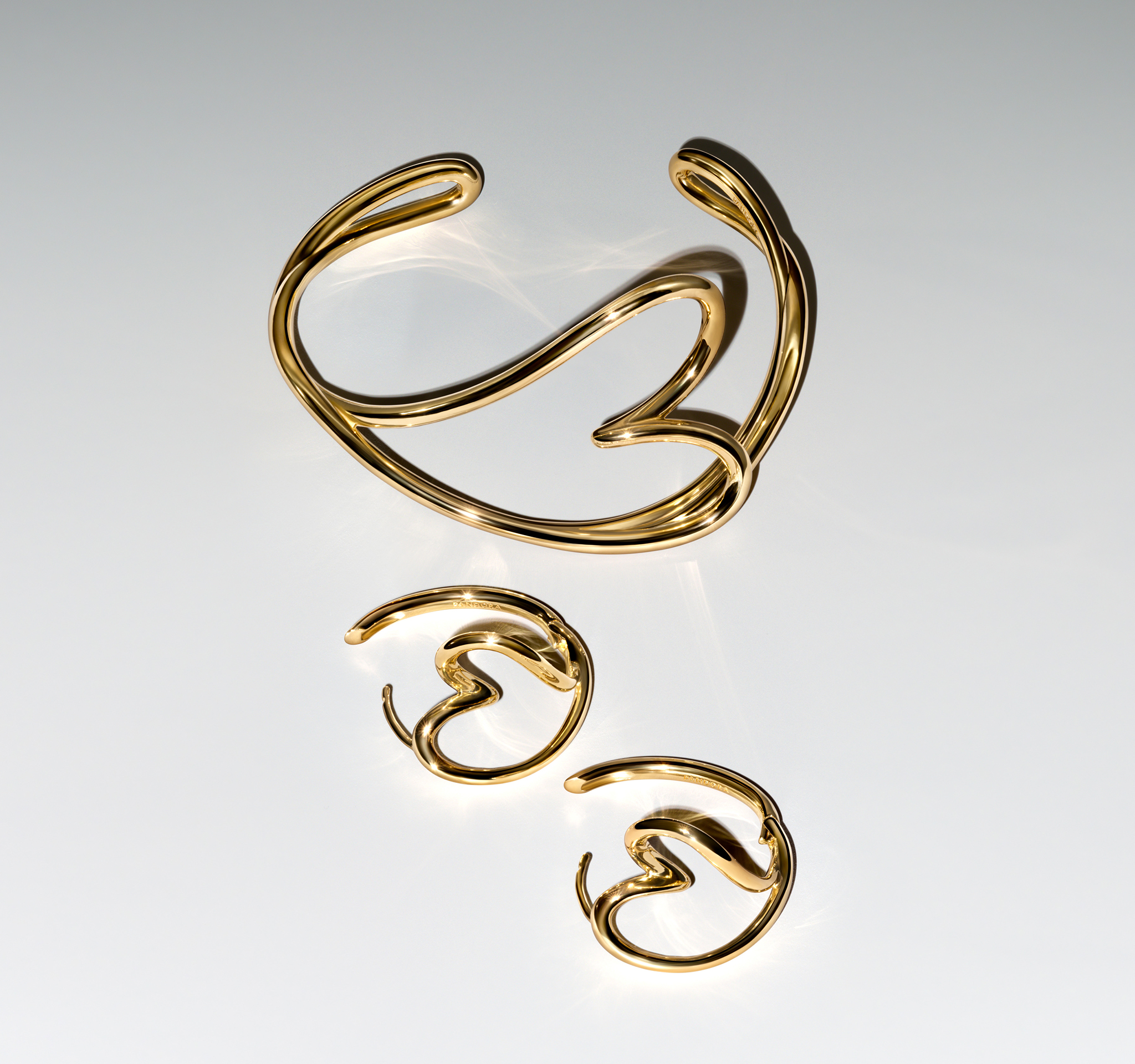 Pandora Essence - Organically Shaped Heart Bangle and Hoop Earrings
14k Gold Plating