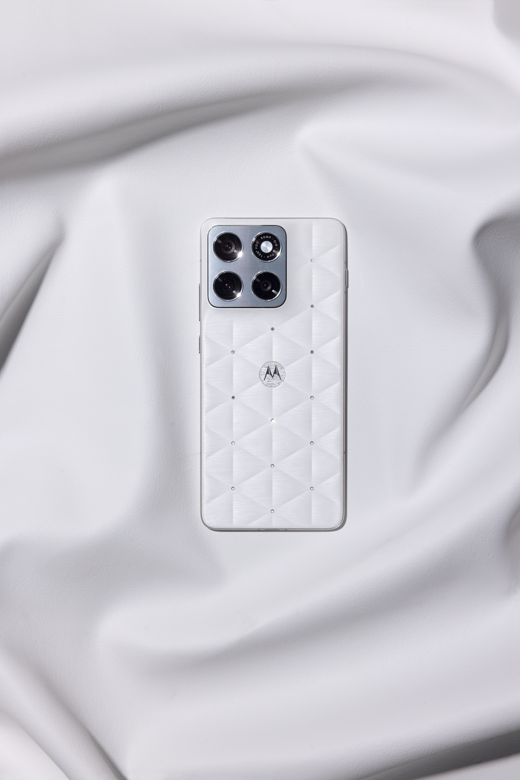 Motorola Debuts Exclusive Special Edition Pantone Color of the Year 2026 motorola Edge 70