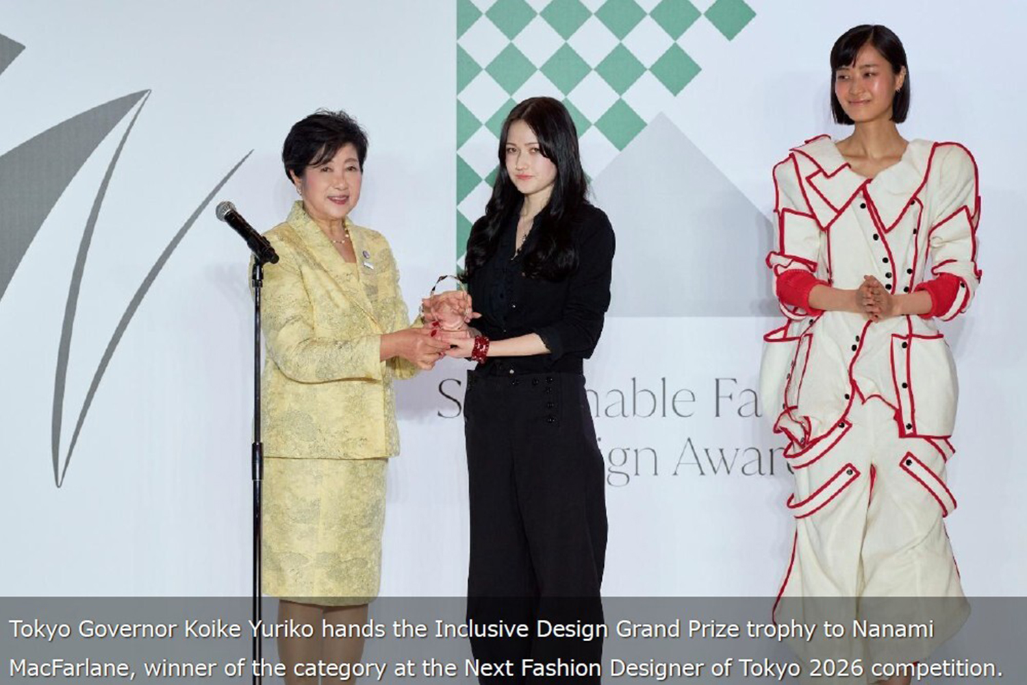 Tokyo Governor Koike Yuriko hands the Inclusive Design Grand Prize trophy to Nanami MacFarlane